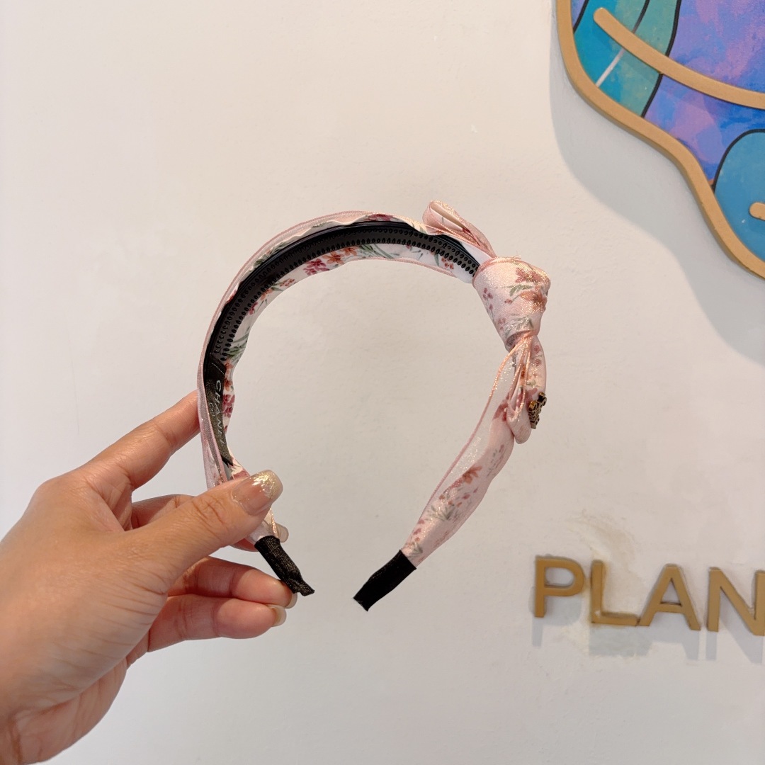 配包装
CHANEL（香奈儿）新款小香发箍，复古头箍，网红爆款推荐 搭配高端材质，超精致，时尚百搭。