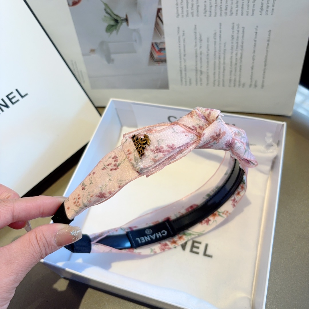 配包装
CHANEL（香奈儿）新款小香发箍，复古头箍，网红爆款推荐 搭配高端材质，超精致，时尚百搭。