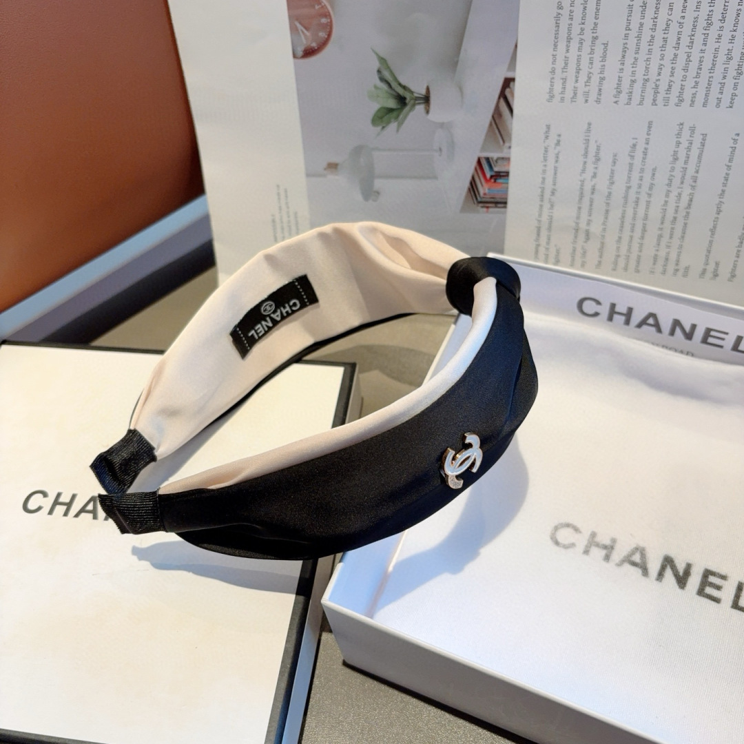 配包装
CHANEL（香奈儿）最新款小香发箍，时尚新品头箍，网红爆款推荐 搭配高端双Ｃlogo ，超精致