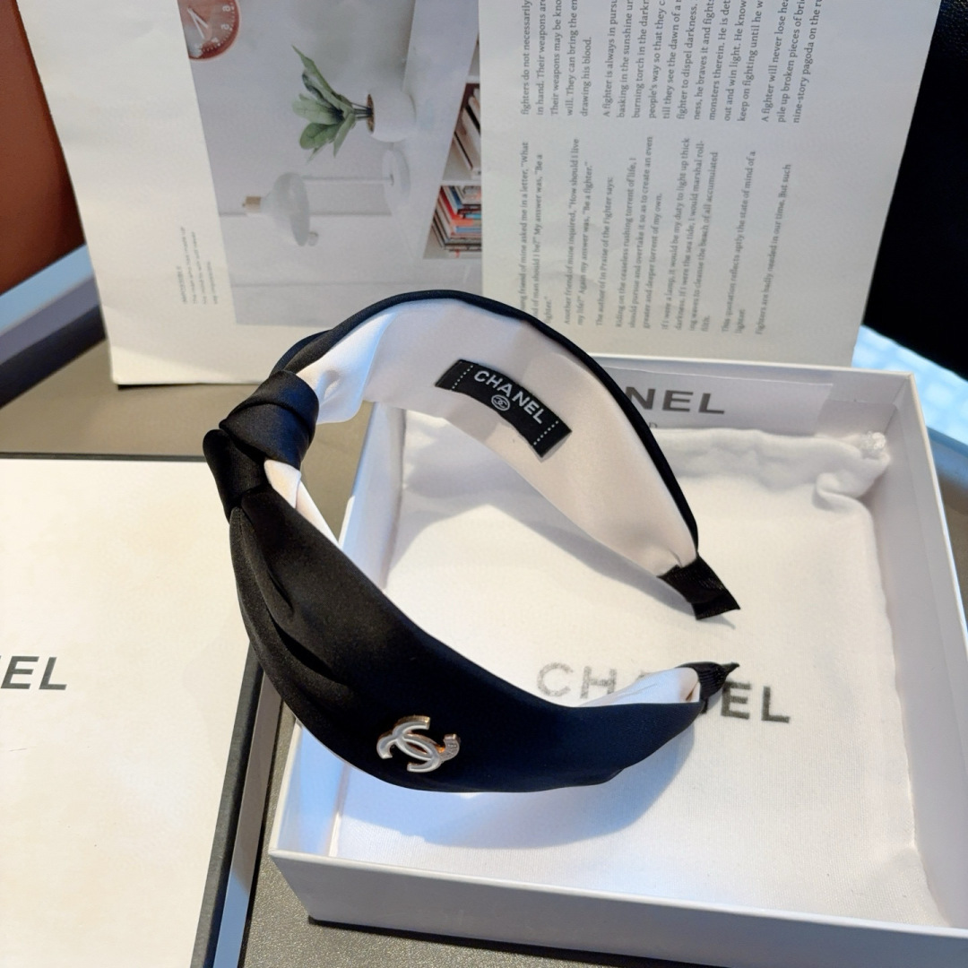 配包装
CHANEL（香奈儿）最新款小香发箍，时尚新品头箍，网红爆款推荐 搭配高端双Ｃlogo ，超精致
