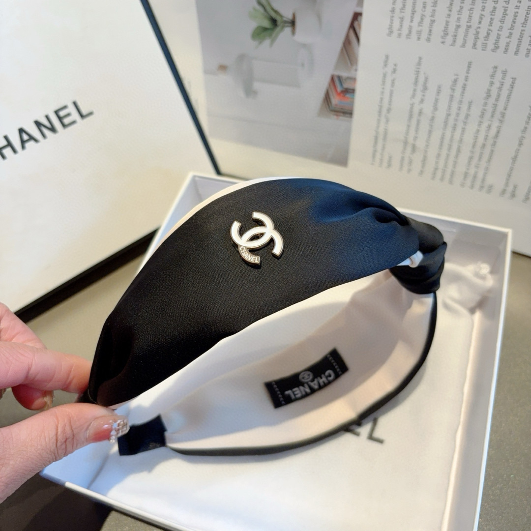 配包装
CHANEL（香奈儿）最新款小香发箍，时尚新品头箍，网红爆款推荐 搭配高端双Ｃlogo ，超精致