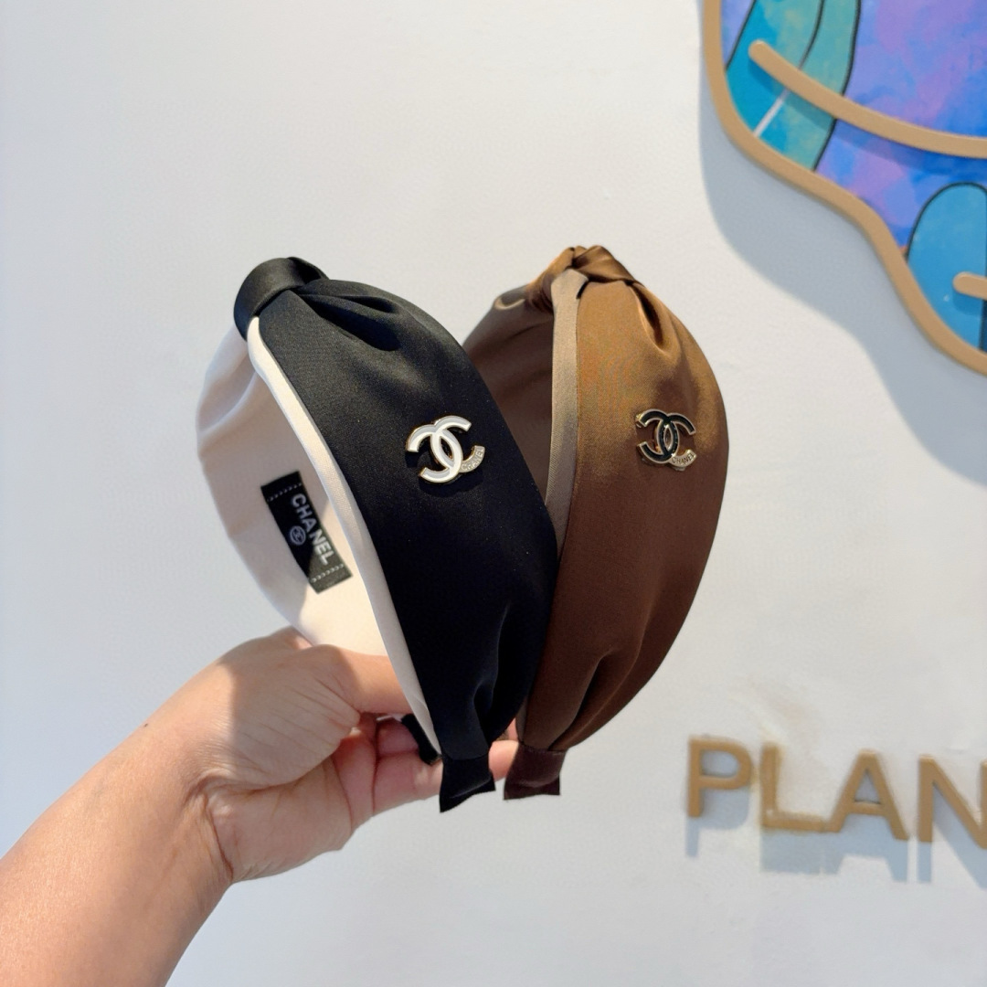 配包装
CHANEL（香奈儿）最新款小香发箍，时尚新品头箍，网红爆款推荐 搭配高端双Ｃlogo ，超精致