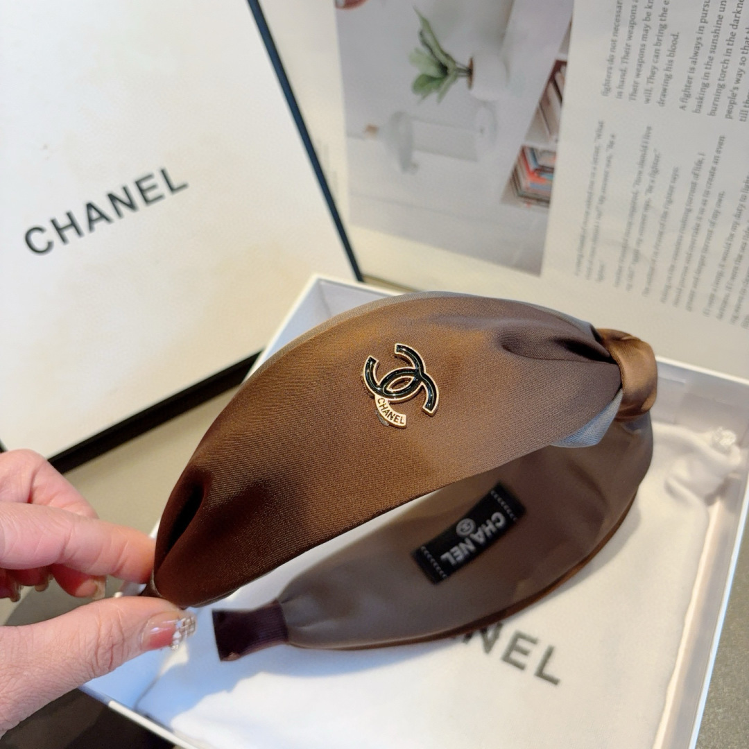 配包装
CHANEL（香奈儿）最新款小香发箍，时尚新品头箍，网红爆款推荐 搭配高端双Ｃlogo ，超精致