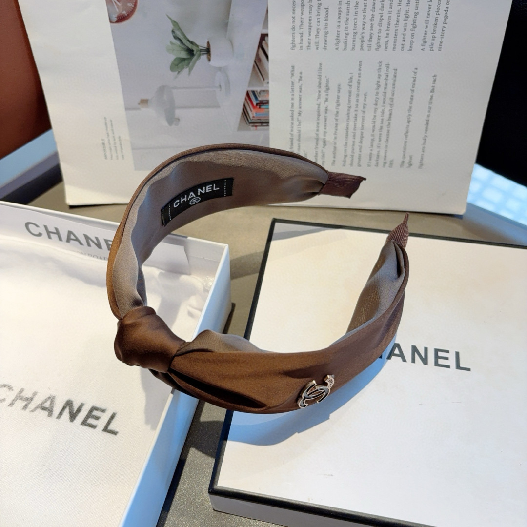 配包装
CHANEL（香奈儿）最新款小香发箍，时尚新品头箍，网红爆款推荐 搭配高端双Ｃlogo ，超精致