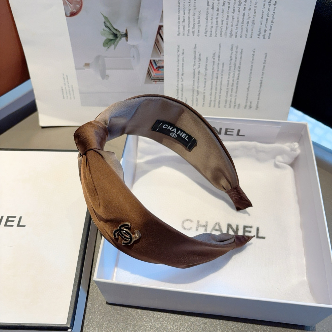 配包装
CHANEL（香奈儿）最新款小香发箍，时尚新品头箍，网红爆款推荐 搭配高端双Ｃlogo ，超精致