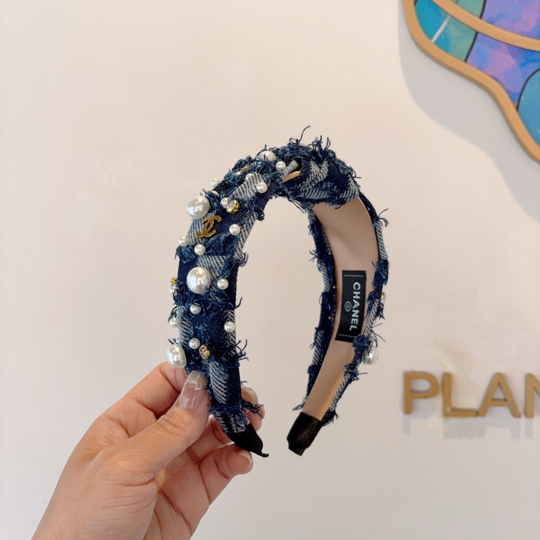 配包装
CHANEL（香奈儿）新款精美珍珠宽边发箍，复古网红爆款头箍 搭配高端材质，超精致，时尚高级感百