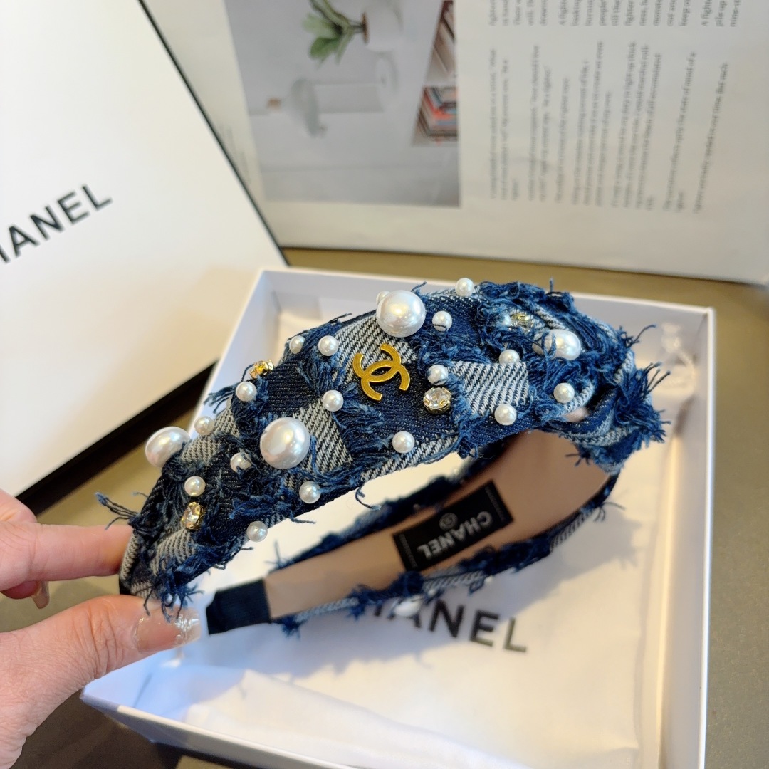 配包装
CHANEL（香奈儿）新款精美珍珠宽边发箍，复古网红爆款头箍 搭配高端材质，超精致，时尚高级感百