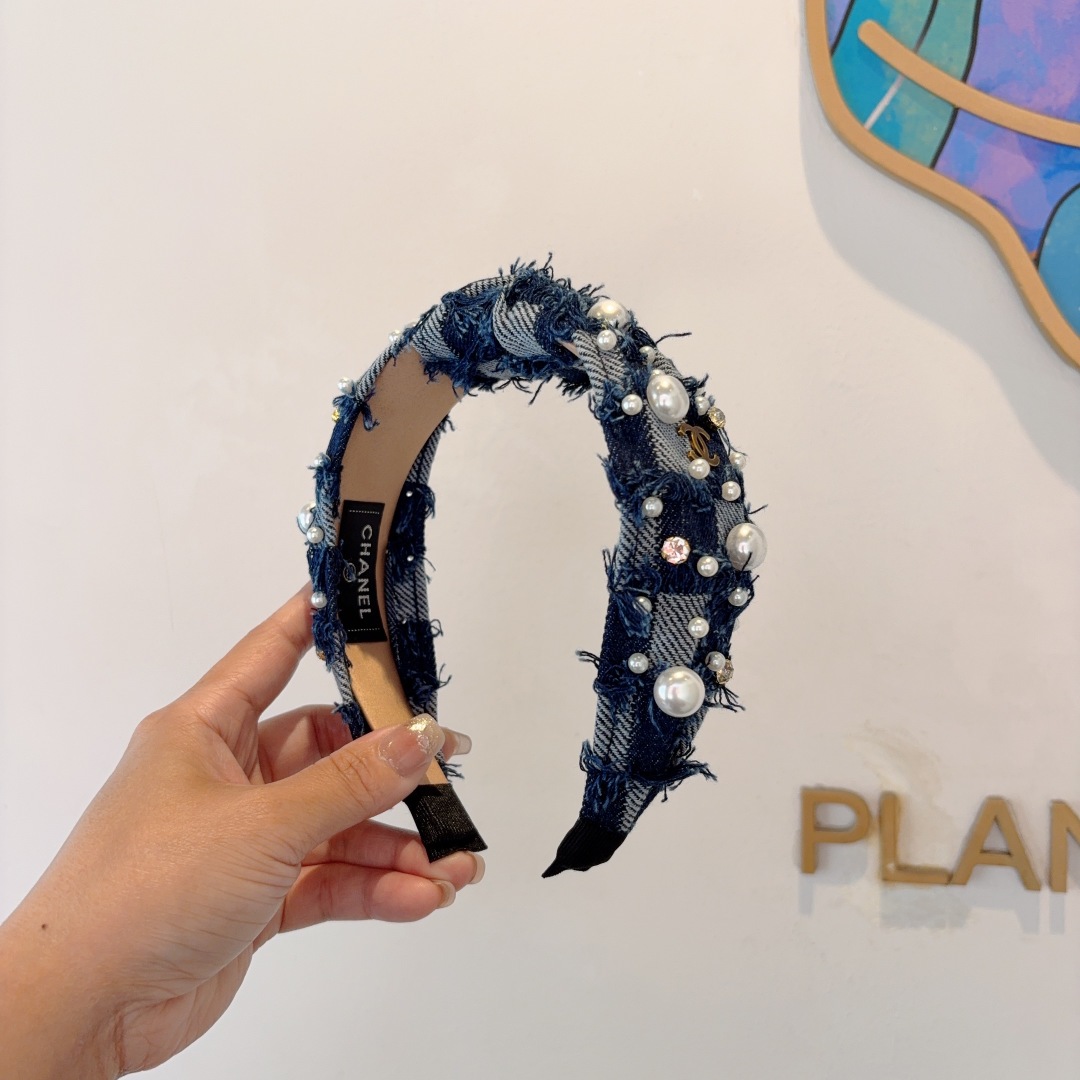 配包装
CHANEL（香奈儿）新款精美珍珠宽边发箍，复古网红爆款头箍 搭配高端材质，超精致，时尚高级感百