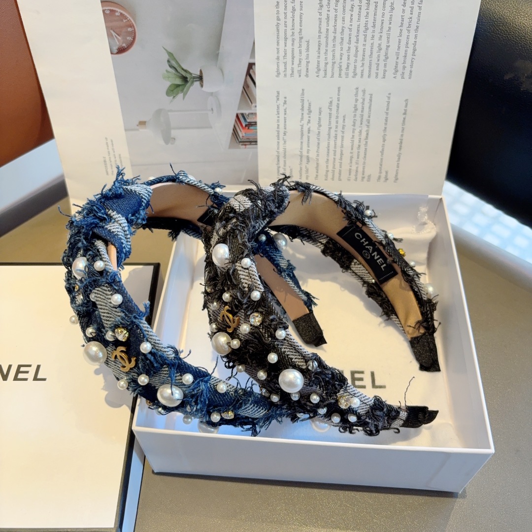 配包装
CHANEL（香奈儿）新款精美珍珠宽边发箍，复古网红爆款头箍 搭配高端材质，超精致，时尚高级感百