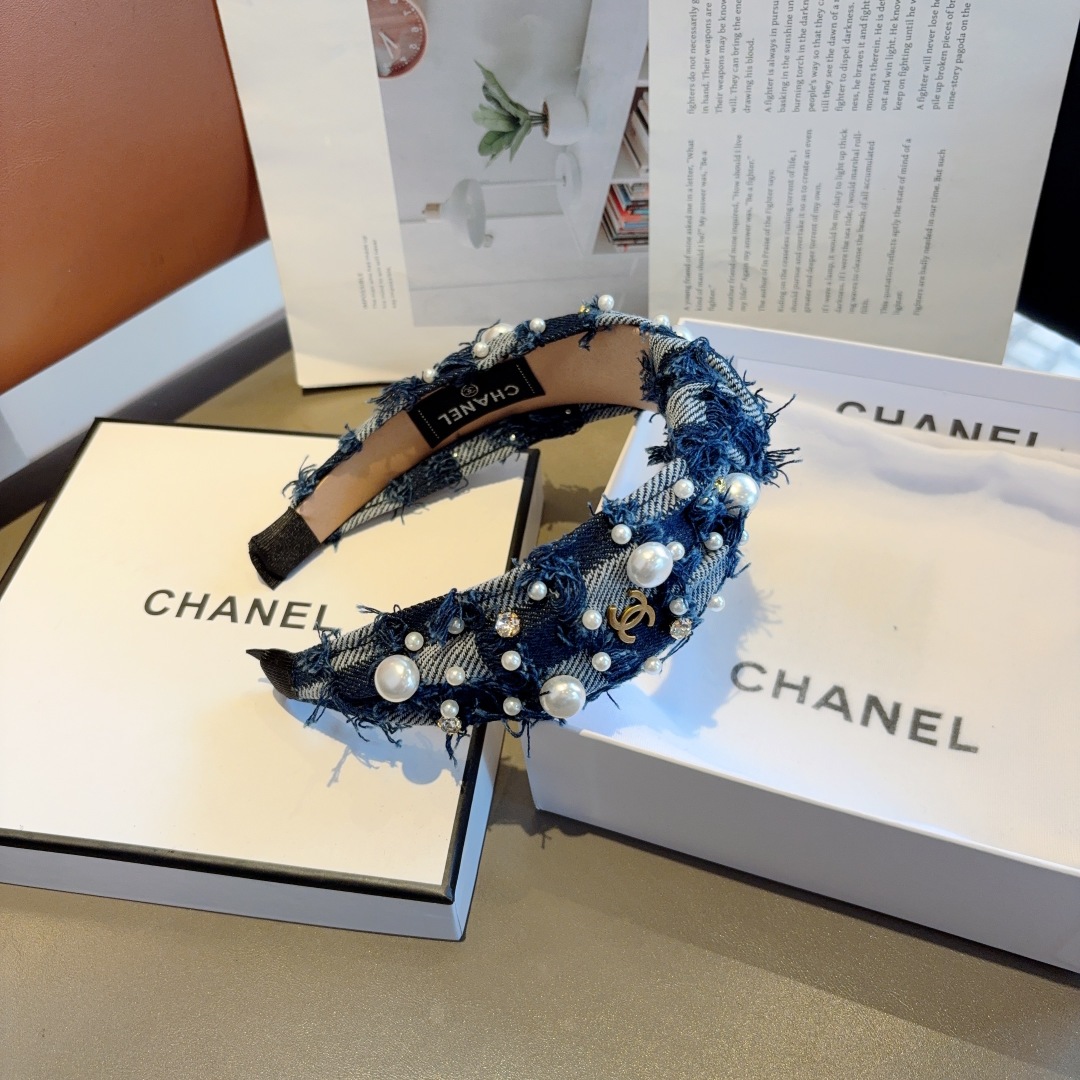 配包装
CHANEL（香奈儿）新款精美珍珠宽边发箍，复古网红爆款头箍 搭配高端材质，超精致，时尚高级感百