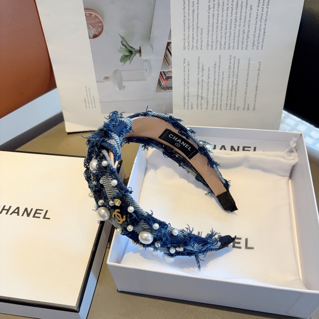 配包装
CHANEL（香奈儿）新款精美珍珠宽边发箍，复古网红爆款头箍 搭配高端材质，超精致，时尚高级感百