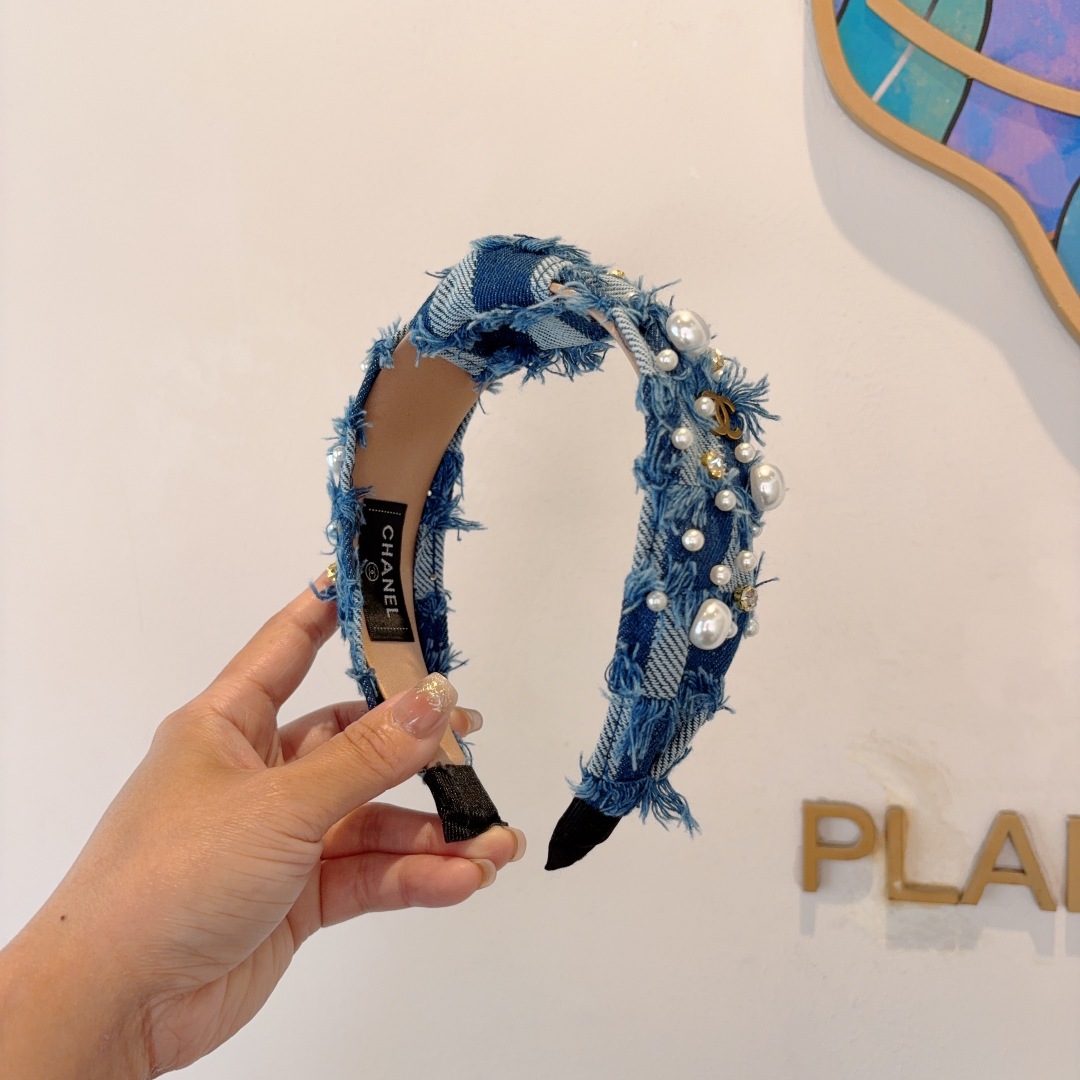 配包装
CHANEL（香奈儿）新款精美珍珠宽边发箍，复古网红爆款头箍 搭配高端材质，超精致，时尚高级感百