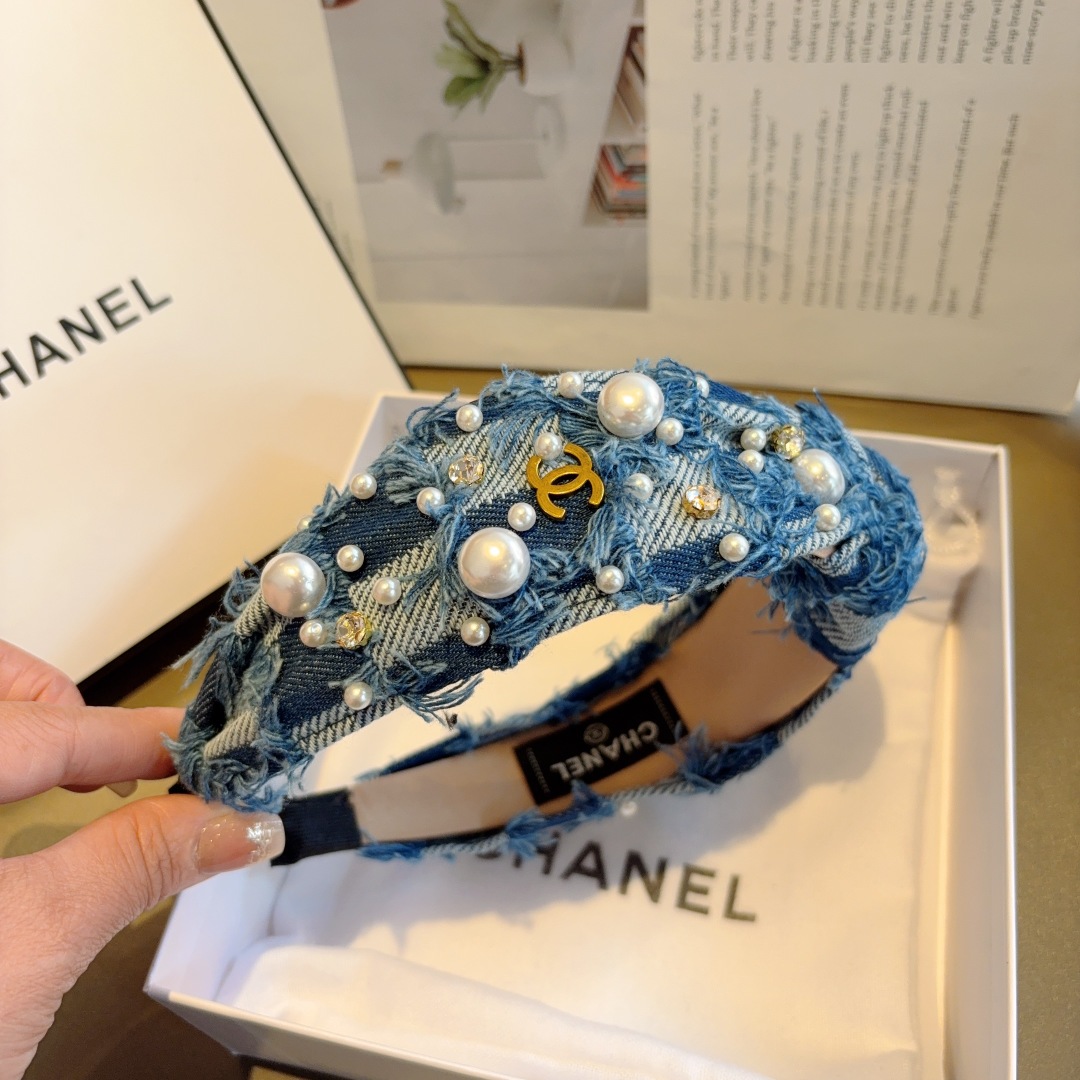 配包装
CHANEL（香奈儿）新款精美珍珠宽边发箍，复古网红爆款头箍 搭配高端材质，超精致，时尚高级感百