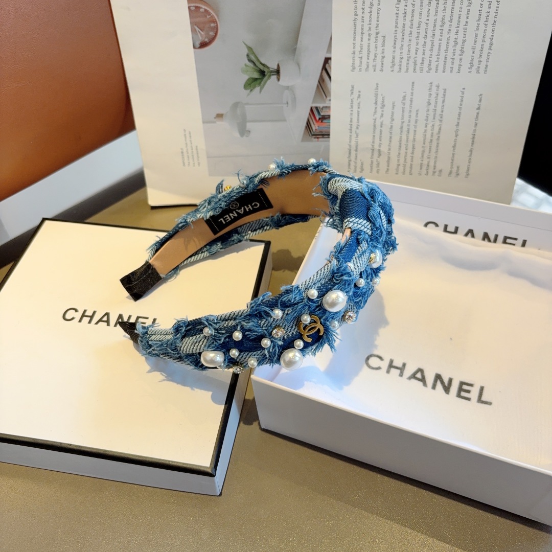 配包装
CHANEL（香奈儿）新款精美珍珠宽边发箍，复古网红爆款头箍 搭配高端材质，超精致，时尚高级感百