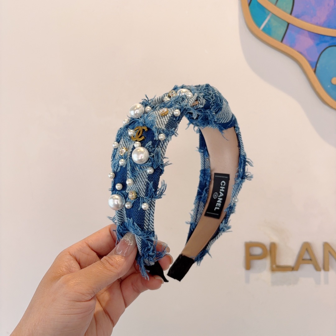 配包装
CHANEL（香奈儿）新款精美珍珠宽边发箍，复古网红爆款头箍 搭配高端材质，超精致，时尚高级感百