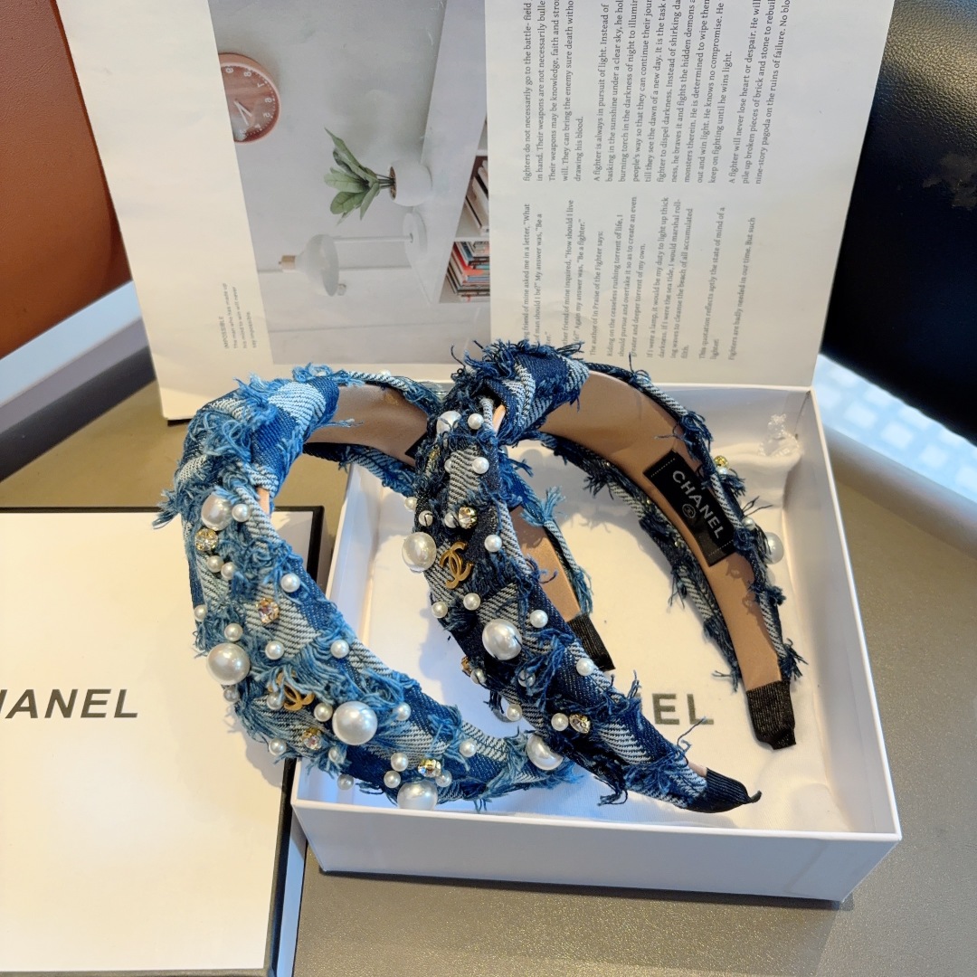 配包装
CHANEL（香奈儿）新款精美珍珠宽边发箍，复古网红爆款头箍 搭配高端材质，超精致，时尚高级感百