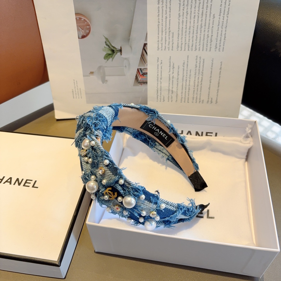 配包装
CHANEL（香奈儿）新款精美珍珠宽边发箍，复古网红爆款头箍 搭配高端材质，超精致，时尚高级感百