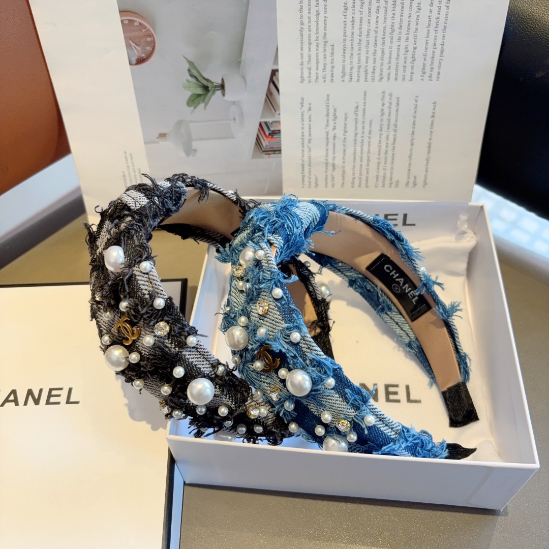 配包装
CHANEL（香奈儿）新款精美珍珠宽边发箍，复古网红爆款头箍 搭配高端材质，超精致，时尚高级感百
