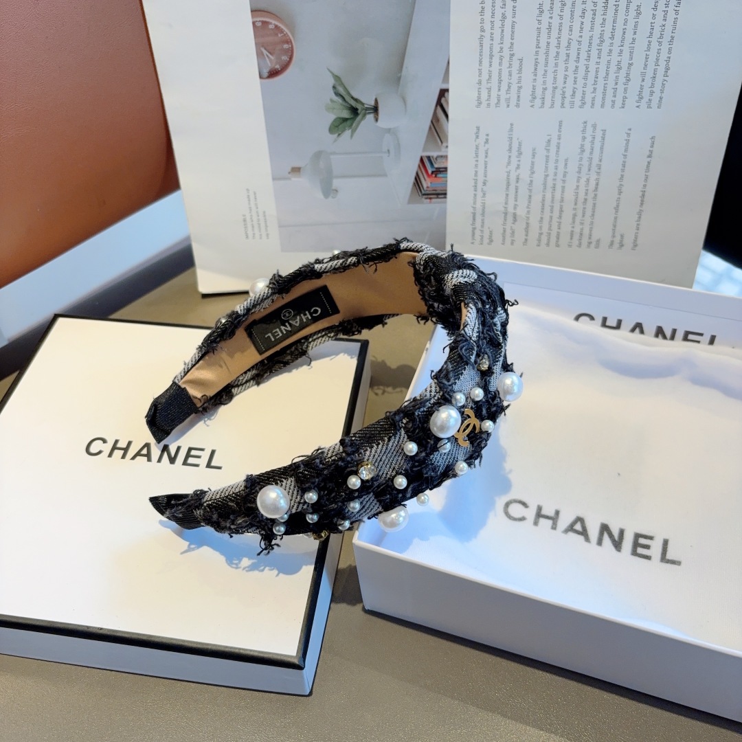 配包装
CHANEL（香奈儿）新款精美珍珠宽边发箍，复古网红爆款头箍 搭配高端材质，超精致，时尚高级感百