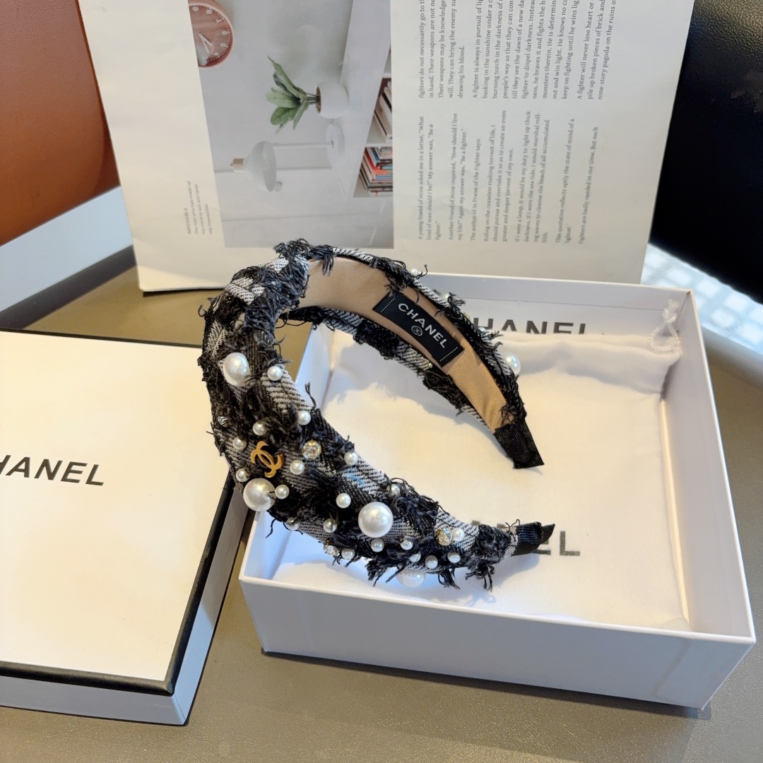 配包装
CHANEL（香奈儿）新款精美珍珠宽边发箍，复古网红爆款头箍 搭配高端材质，超精致，时尚高级感百