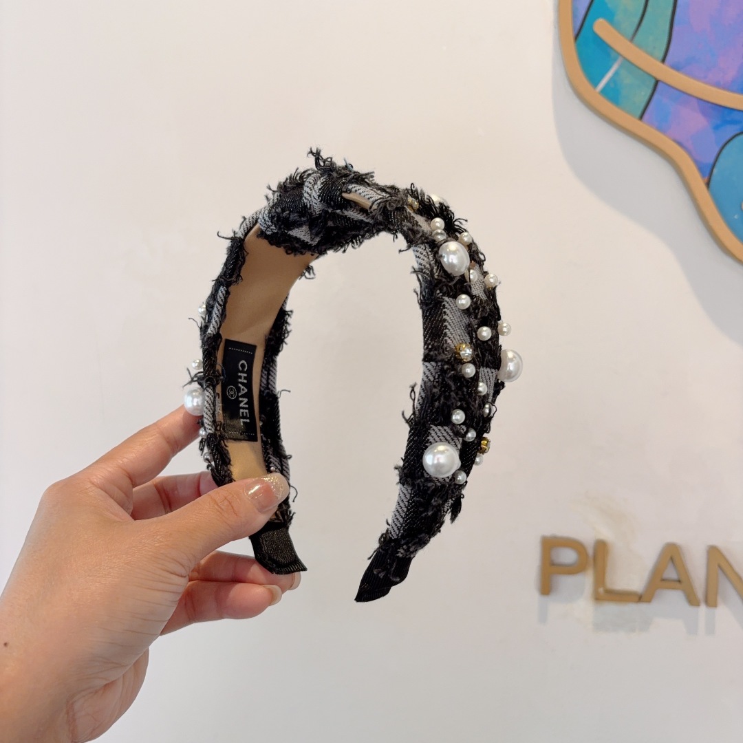 配包装
CHANEL（香奈儿）新款精美珍珠宽边发箍，复古网红爆款头箍 搭配高端材质，超精致，时尚高级感百