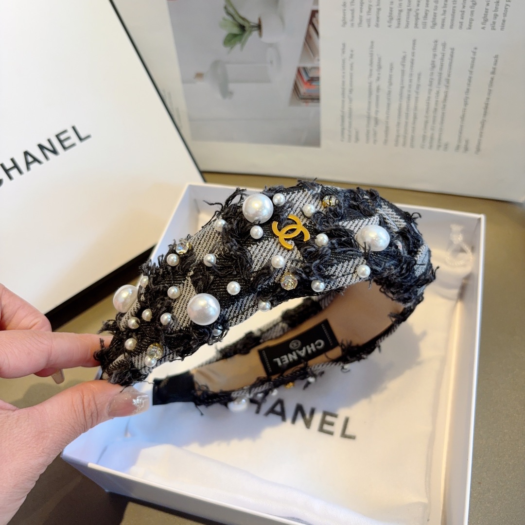 配包装
CHANEL（香奈儿）新款精美珍珠宽边发箍，复古网红爆款头箍 搭配高端材质，超精致，时尚高级感百