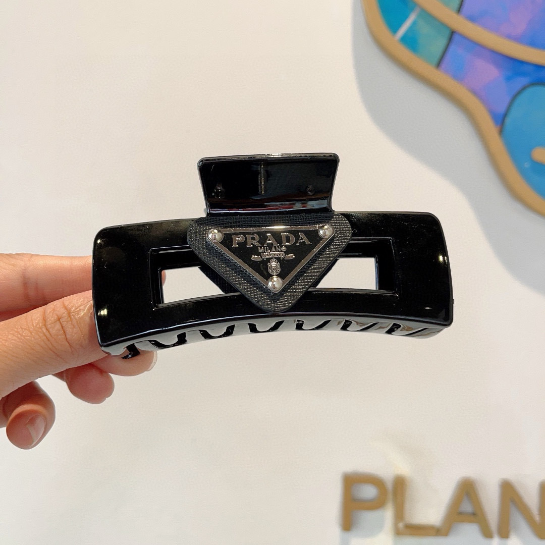 配包装
PRADA （普拉达） 欧美新款潮流抓夹，明星同款 女神必备单品，非常百搭，时尚发夹， 戴上它满