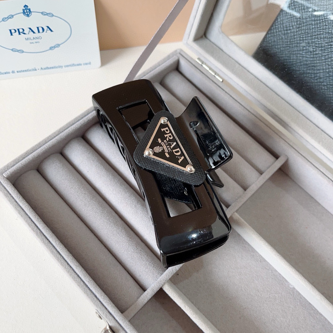 配包装
PRADA （普拉达） 欧美新款潮流抓夹，明星同款 女神必备单品，非常百搭，时尚发夹， 戴上它满