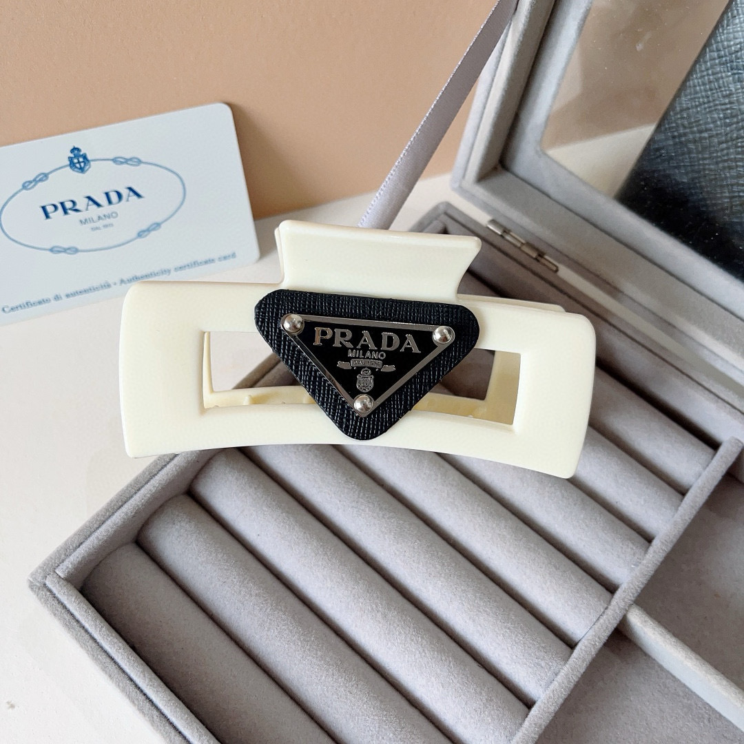 配包装
PRADA （普拉达） 欧美新款潮流抓夹，明星同款 女神必备单品，非常百搭，时尚发夹， 戴上它满