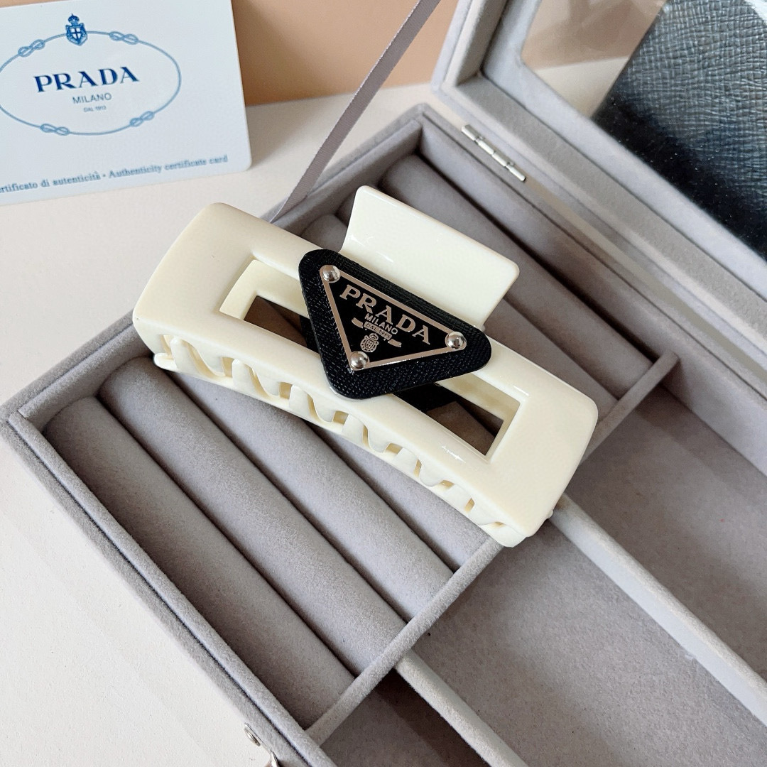 配包装
PRADA （普拉达） 欧美新款潮流抓夹，明星同款 女神必备单品，非常百搭，时尚发夹， 戴上它满