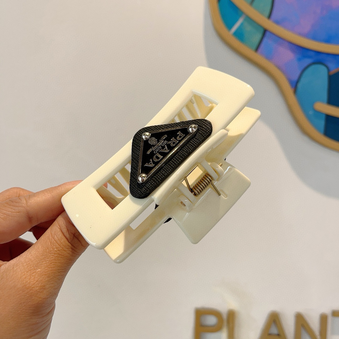 配包装
PRADA （普拉达） 欧美新款潮流抓夹，明星同款 女神必备单品，非常百搭，时尚发夹， 戴上它满