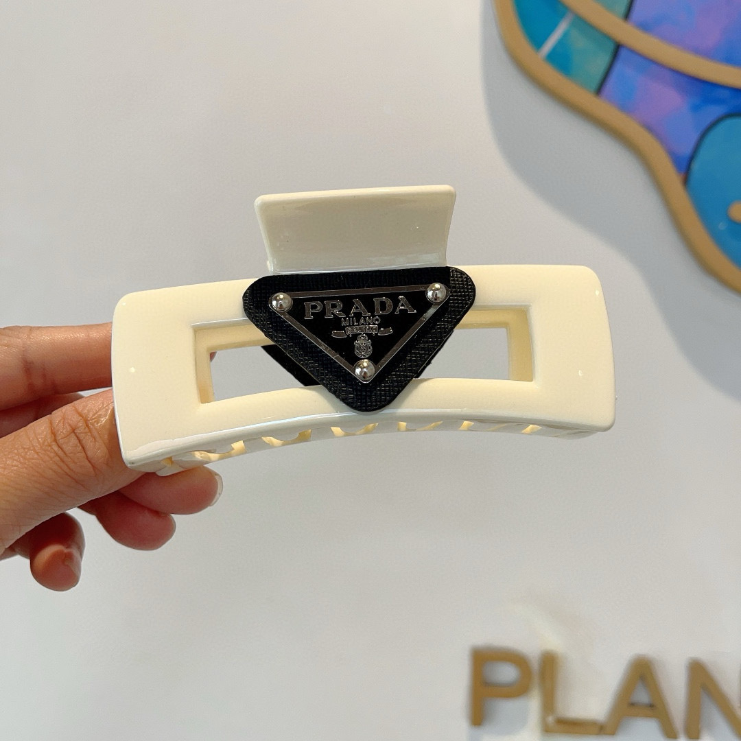 配包装
PRADA （普拉达） 欧美新款潮流抓夹，明星同款 女神必备单品，非常百搭，时尚发夹， 戴上它满