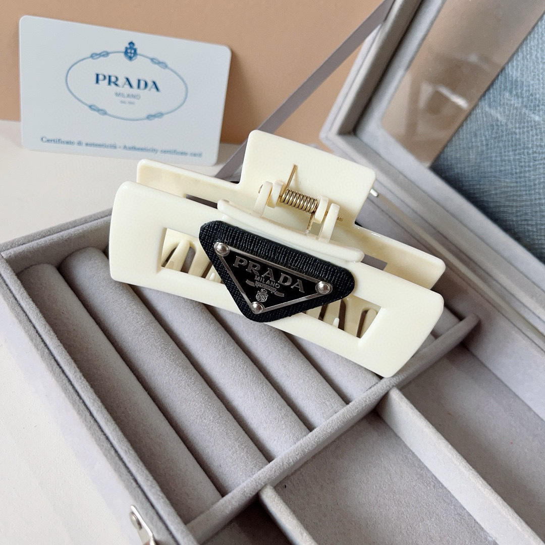 配包装
PRADA （普拉达） 欧美新款潮流抓夹，明星同款 女神必备单品，非常百搭，时尚发夹， 戴上它满