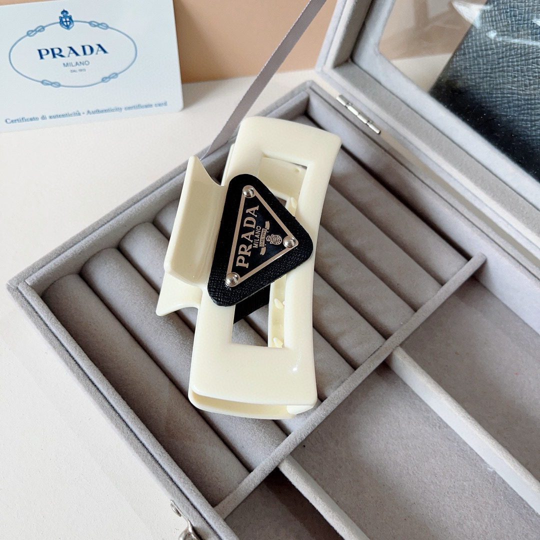 配包装
PRADA （普拉达） 欧美新款潮流抓夹，明星同款 女神必备单品，非常百搭，时尚发夹， 戴上它满