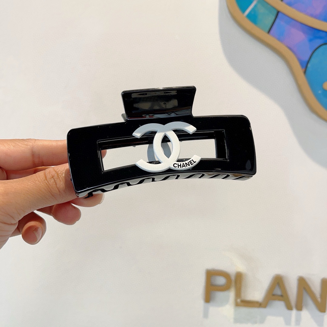 配包装
CHANEL （香奈儿） 欧美新款潮流抓夹，明星同款 女神必备单品，非常百搭，时尚发夹， 戴上它