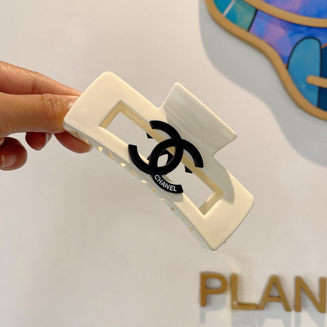配包装
CHANEL （香奈儿） 欧美新款潮流抓夹，明星同款 女神必备单品，非常百搭，时尚发夹， 戴上它