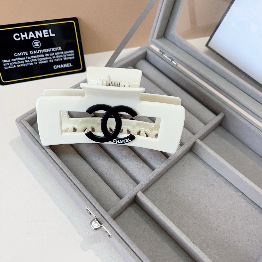 配包装
CHANEL （香奈儿） 欧美新款潮流抓夹，明星同款 女神必备单品，非常百搭，时尚发夹， 戴上它