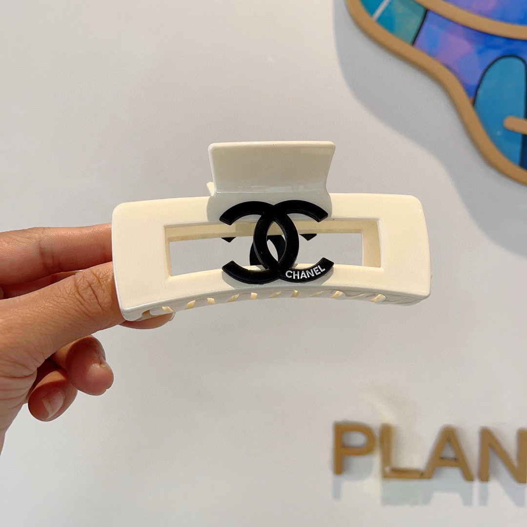 配包装
CHANEL （香奈儿） 欧美新款潮流抓夹，明星同款 女神必备单品，非常百搭，时尚发夹， 戴上它