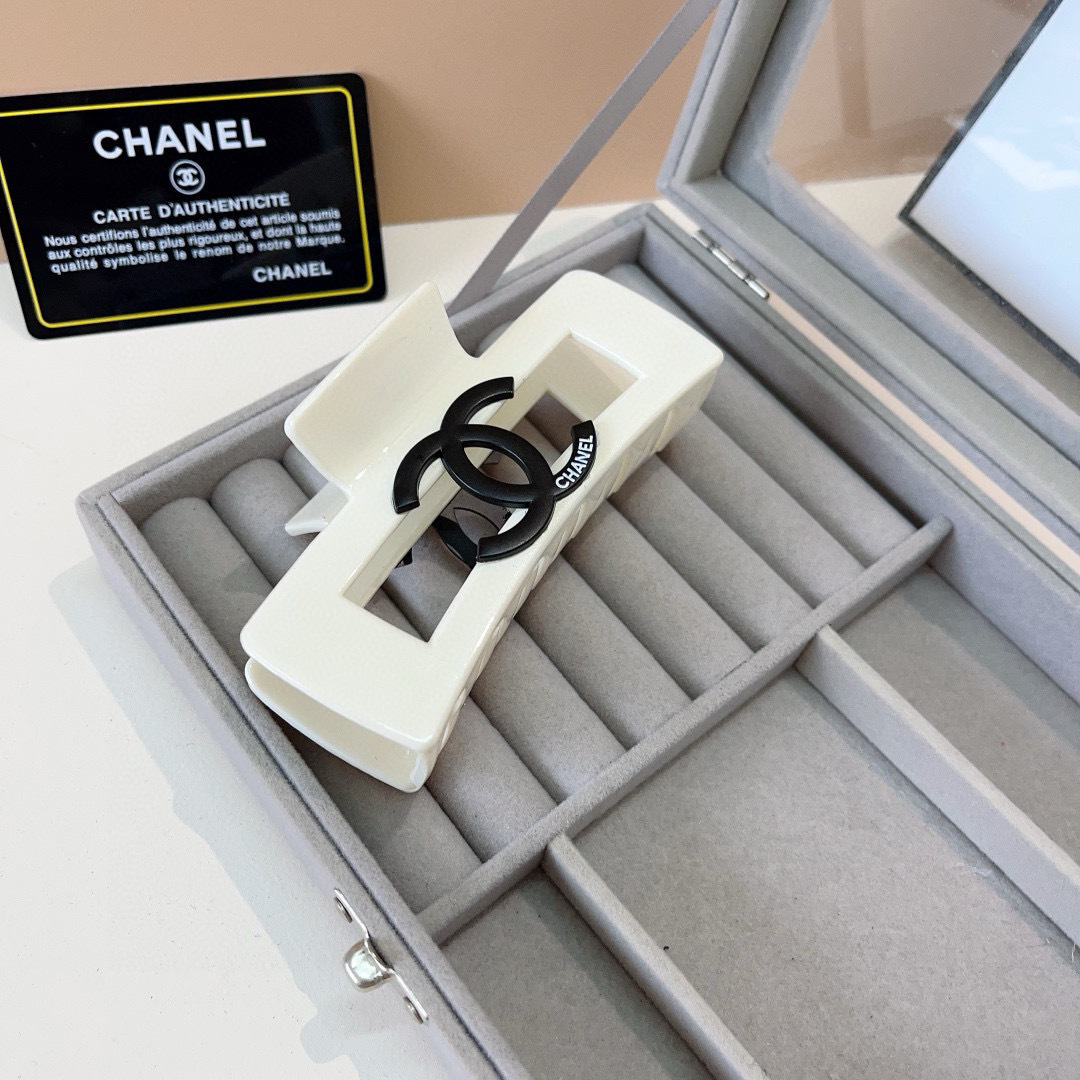 配包装
CHANEL （香奈儿） 欧美新款潮流抓夹，明星同款 女神必备单品，非常百搭，时尚发夹， 戴上它