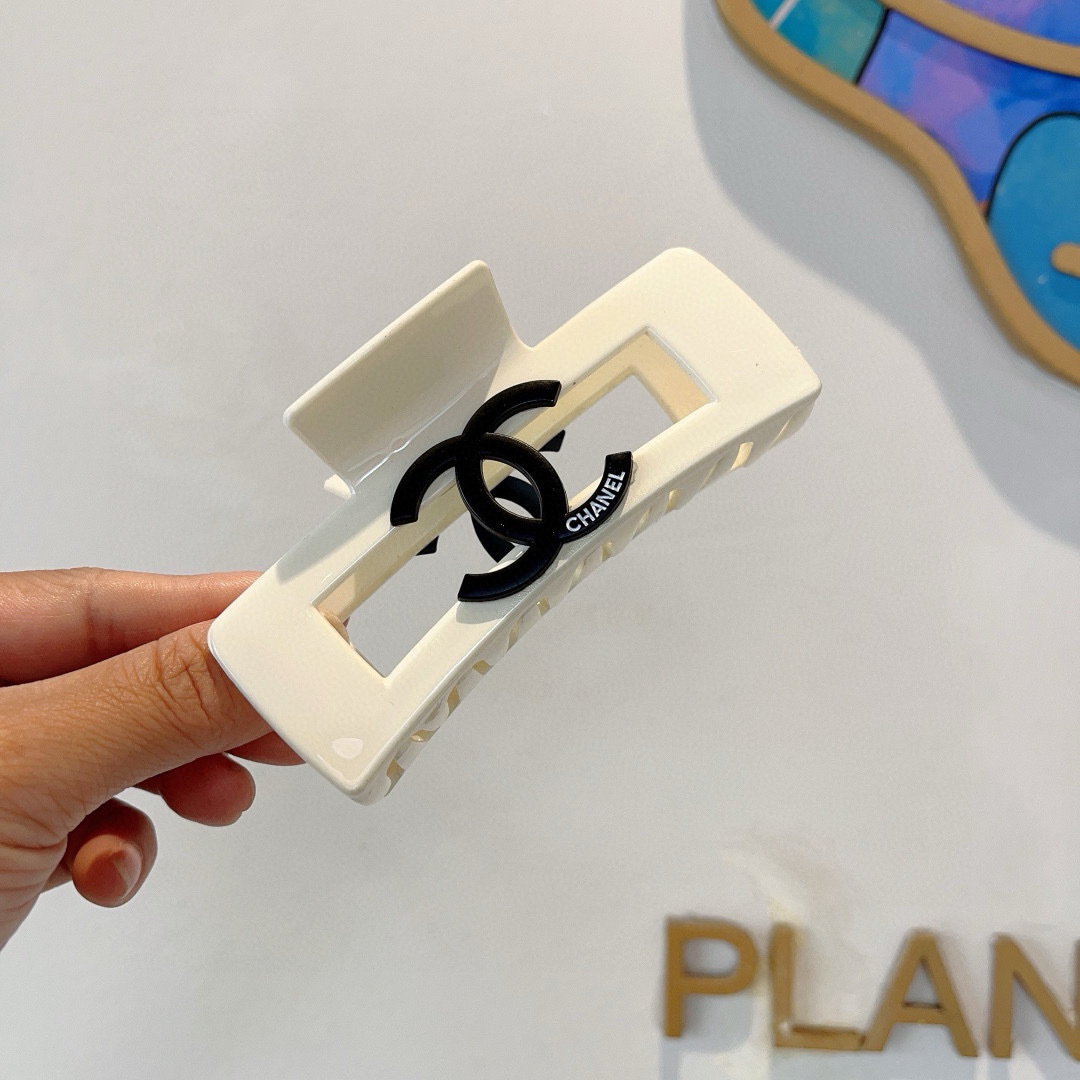 配包装
CHANEL （香奈儿） 欧美新款潮流抓夹，明星同款 女神必备单品，非常百搭，时尚发夹， 戴上它