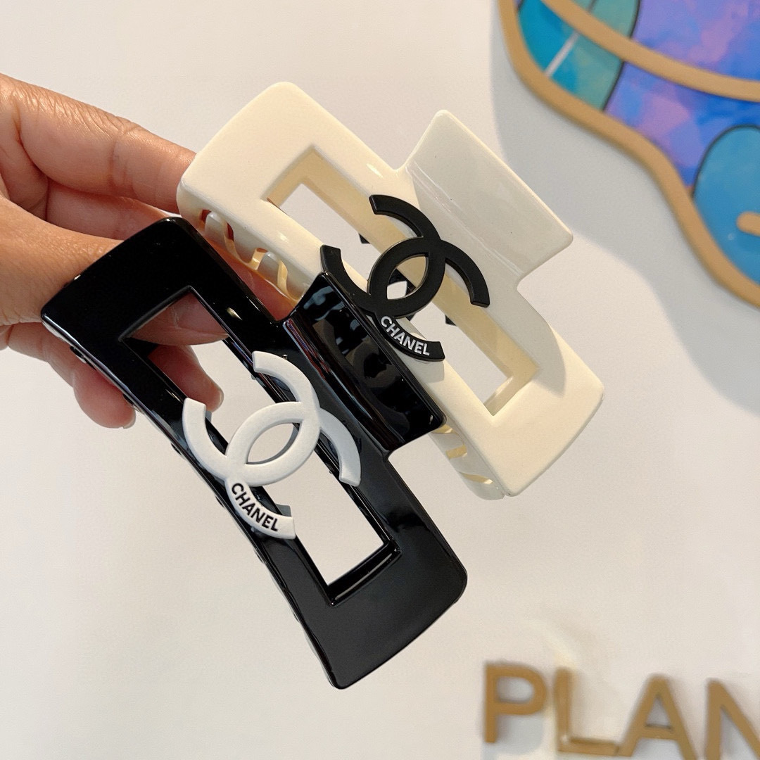 配包装
CHANEL （香奈儿） 欧美新款潮流抓夹，明星同款 女神必备单品，非常百搭，时尚发夹， 戴上它