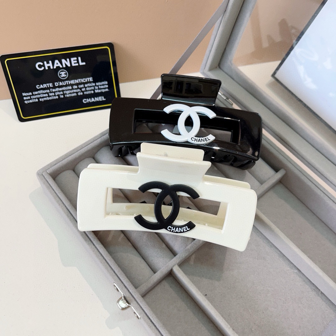 配包装
CHANEL （香奈儿） 欧美新款潮流抓夹，明星同款 女神必备单品，非常百搭，时尚发夹， 戴上它