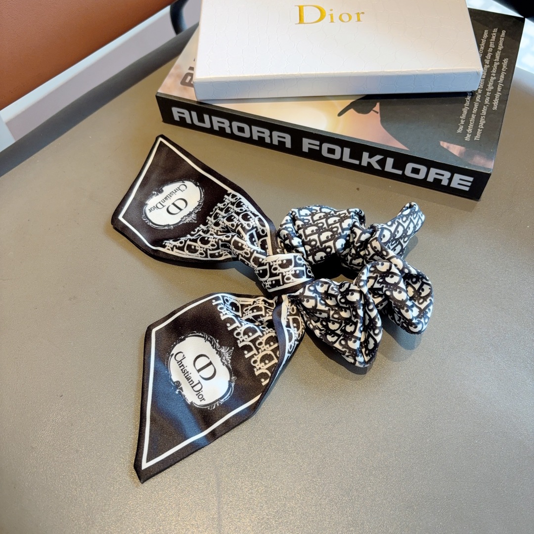 配包装
Dior 迪奥 经典字母飘带马尾发圈 蝴蝶结肠圈，高档韩版皮筋，经典花型设计， 高端大气，名媛范