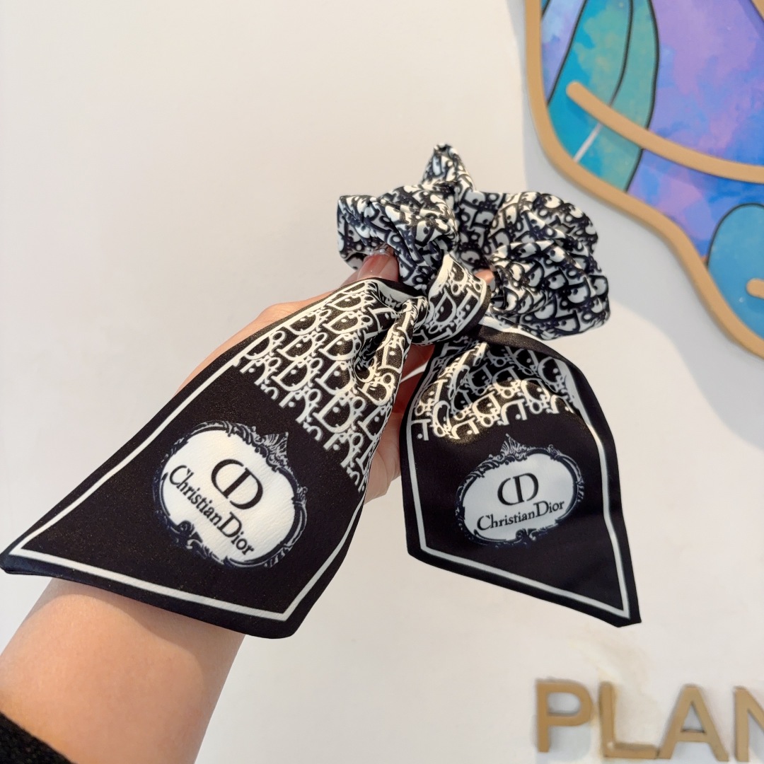 配包装
Dior 迪奥 经典字母飘带马尾发圈 蝴蝶结肠圈，高档韩版皮筋，经典花型设计， 高端大气，名媛范