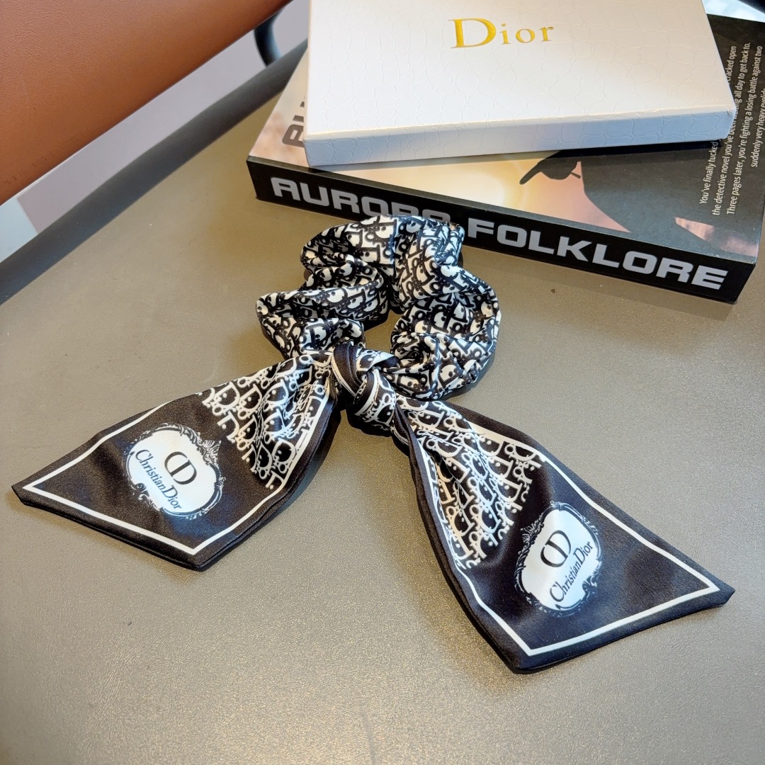 配包装
Dior 迪奥 经典字母飘带马尾发圈 蝴蝶结肠圈，高档韩版皮筋，经典花型设计， 高端大气，名媛范