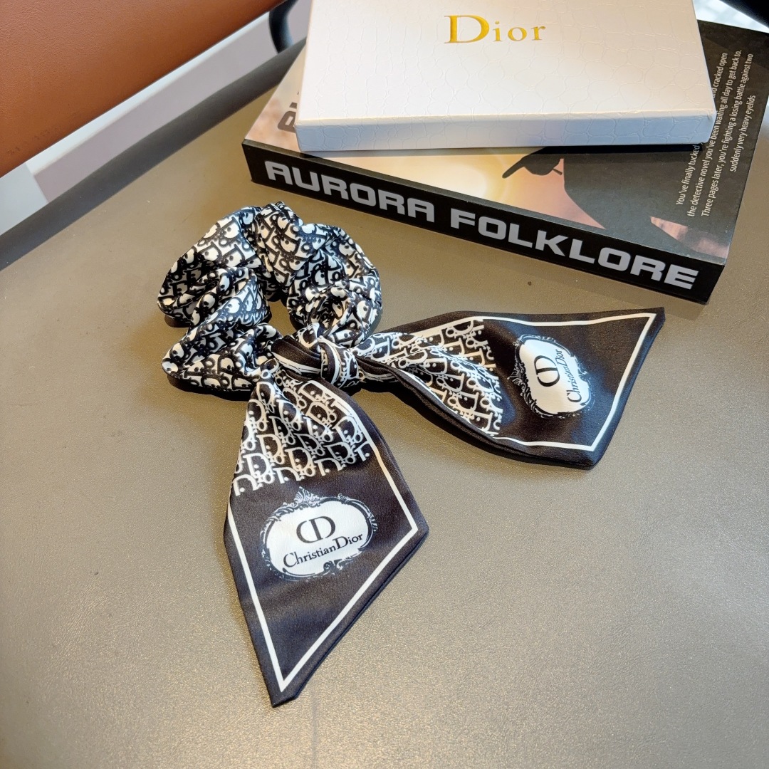配包装
Dior 迪奥 经典字母飘带马尾发圈 蝴蝶结肠圈，高档韩版皮筋，经典花型设计， 高端大气，名媛范