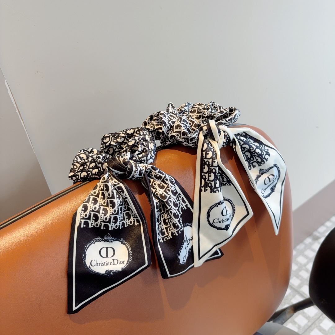配包装
Dior 迪奥 经典字母飘带马尾发圈 蝴蝶结肠圈，高档韩版皮筋，经典花型设计， 高端大气，名媛范