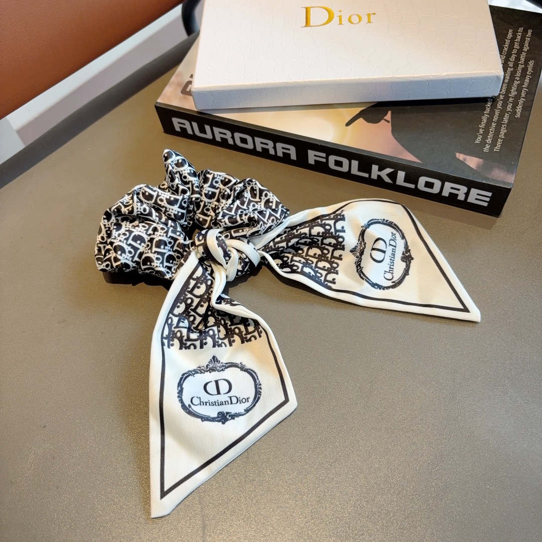 配包装
Dior 迪奥 经典字母飘带马尾发圈 蝴蝶结肠圈，高档韩版皮筋，经典花型设计， 高端大气，名媛范