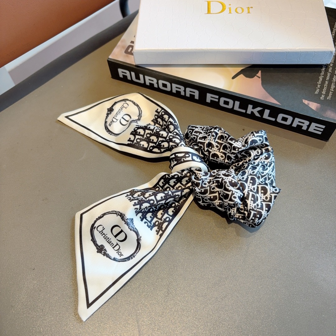 配包装
Dior 迪奥 经典字母飘带马尾发圈 蝴蝶结肠圈，高档韩版皮筋，经典花型设计， 高端大气，名媛范