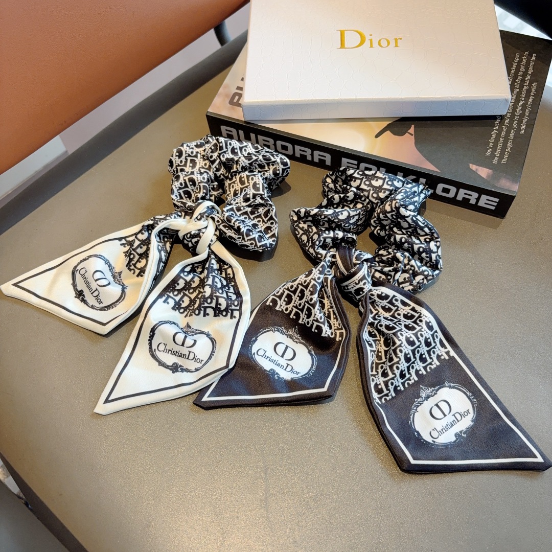 配包装
Dior 迪奥 经典字母飘带马尾发圈 蝴蝶结肠圈，高档韩版皮筋，经典花型设计， 高端大气，名媛范